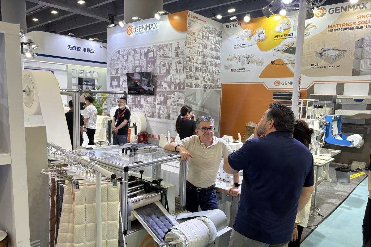 GENMAX team member and customer smiling for a commemorative photo in front of the exhibition booth at CIFF Guangzhou.