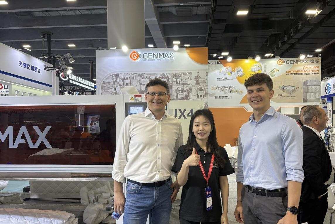 GENMAX engineer guiding a customer through a machine demonstration during the CIFF Guangzhou exhibition.