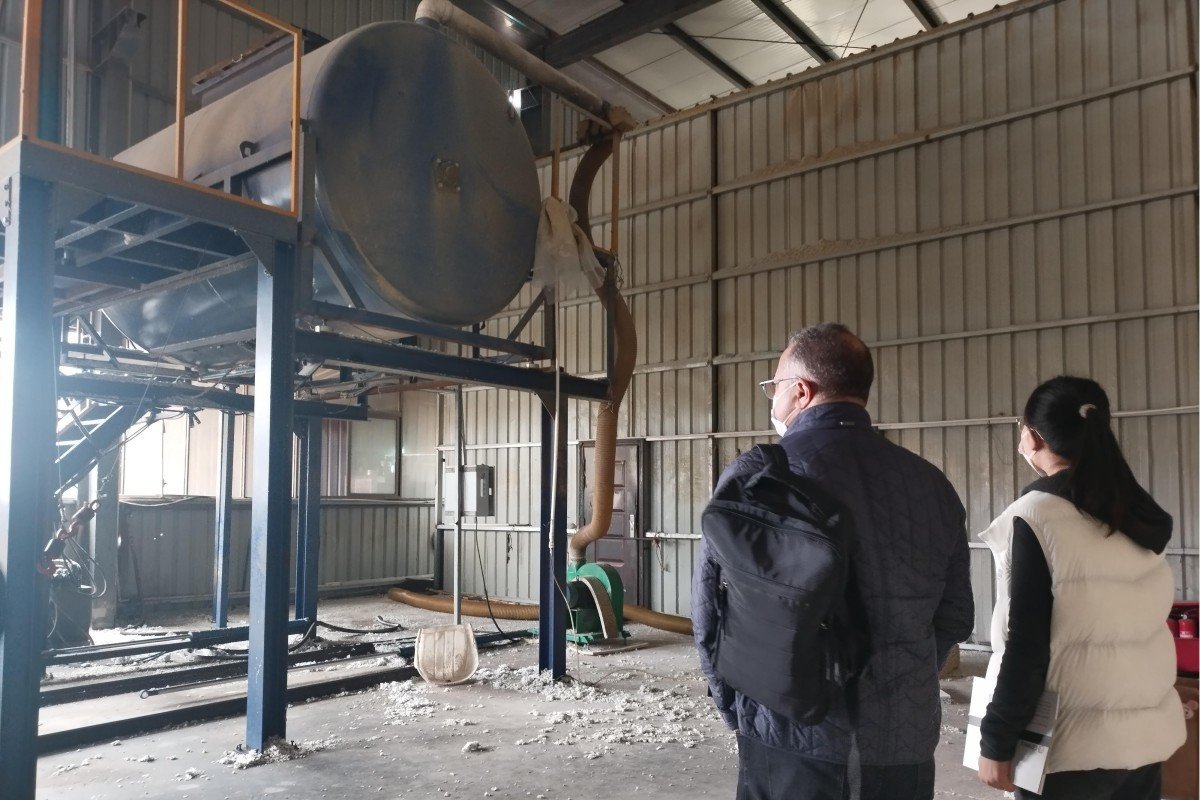 Technical specialists explaining the operational features of the foam rebonding equipment to Moroccan industrial customers interested in sustainable manufacturing solutions.