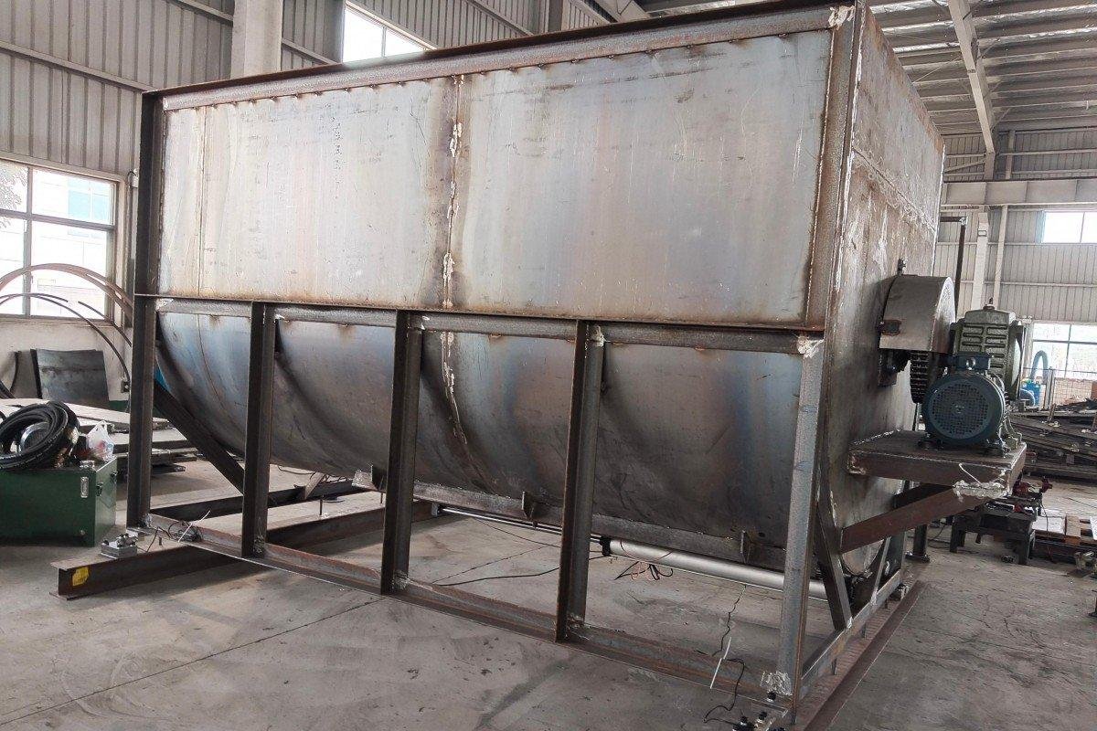 Technical detail of the specialized round mold box component of the recycled sponge machine where foam particles and adhesive are compressed to form cylindrical rebonded foam products.