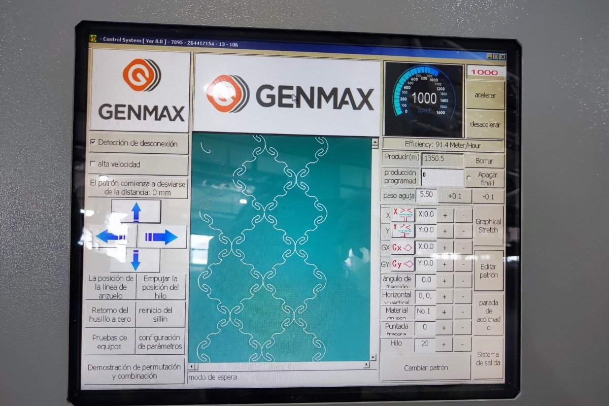 Close-up of the advanced quilting machine control panel featuring Spanish-language interface on the touchscreen display, allowing Latin American operators to easily program complex quilting patterns and machine settings